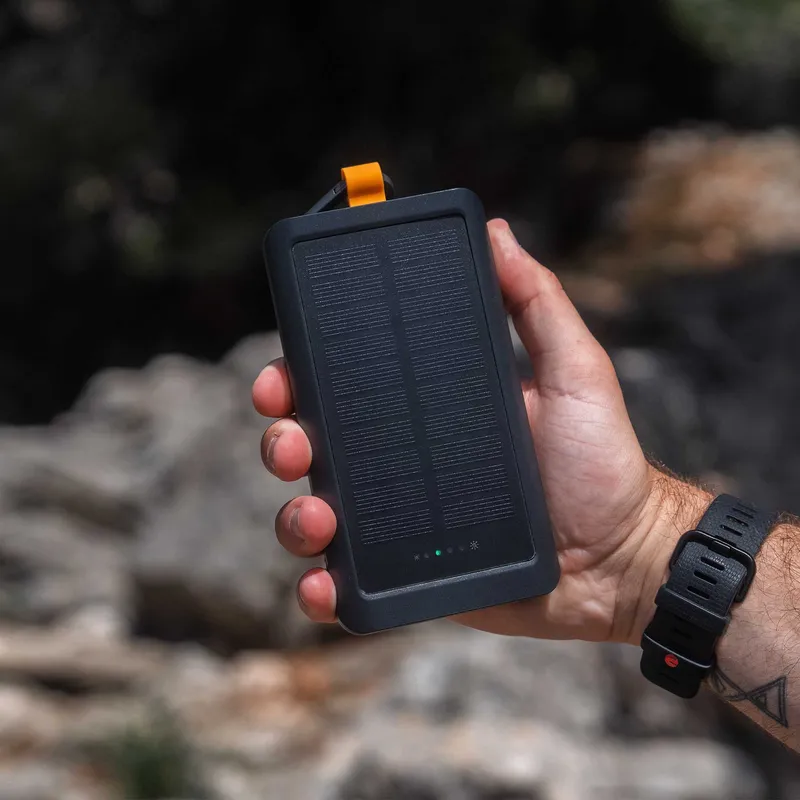 Xtorm Solcell Power Bank USB-A/C 10.000mAh/20W med lommelygte Sort - 9510355
