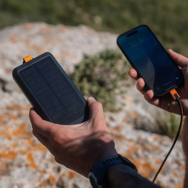 Xtorm Solcell Power Bank USB-A/C 10.000mAh/20W med lommelygte Sort - 9510355